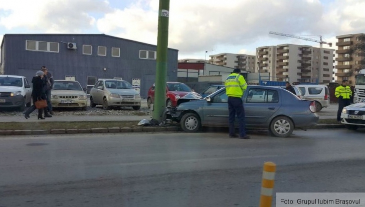 Accident bizar în Braşov: un şofer ar fi lovit intenţionat altă maşină, care a intrat în stâlp
