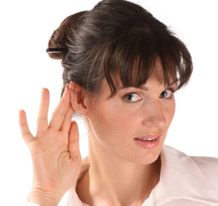 Ce înseamnă dacă îți țiuie urechile și ce se spune în tradiția populară 