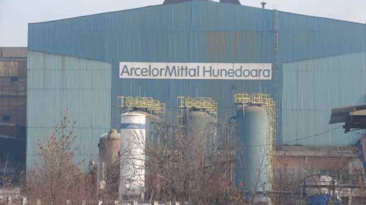 Accident de muncă la combinatul siderurgic ArcelorMittal: un muncitor a fost ars cu oțel lichid