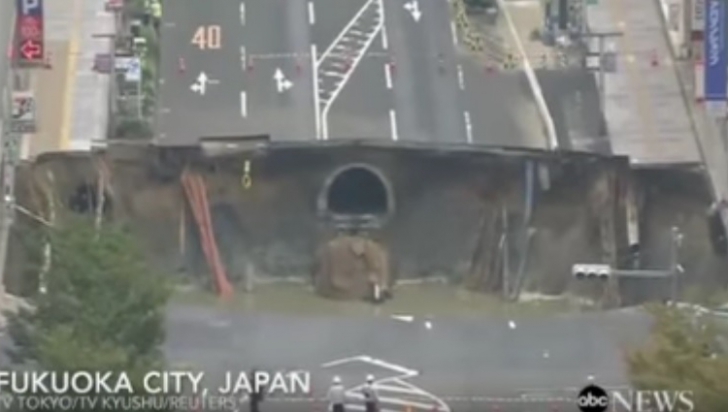 Un crater cu o adâncime de DOUĂ ETAJE a înghiţit un bulevard din Japonia