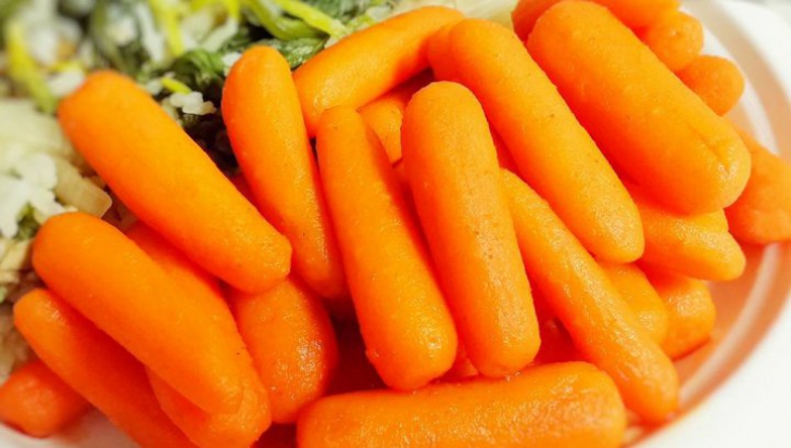 Ce sunt, de fapt, baby carrots, morcovii în miniatură din supermarketuri. Mai mănânci?