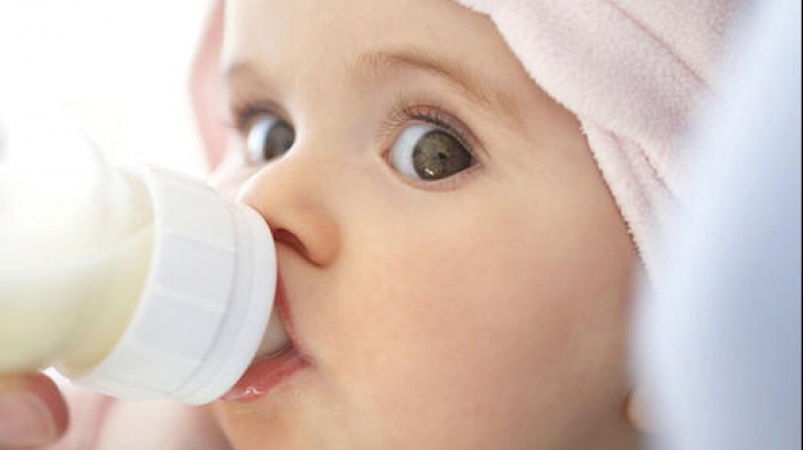 Laptele praf, plin de substanţe chimice dăunătoare pentru bebeluş. Renunţaţi la el