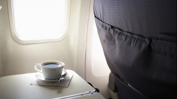 Nu mai bea niciodată cafea în avion. Motivul te va uimi