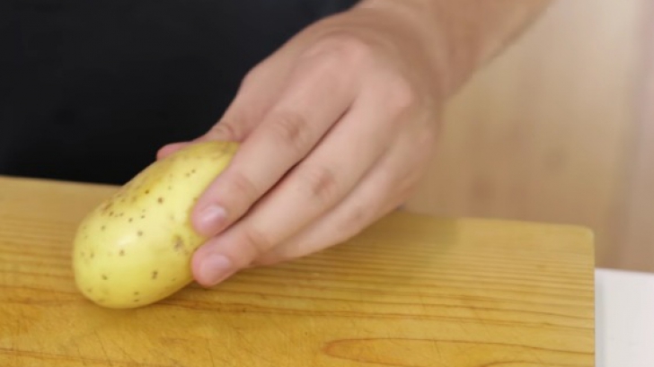 A dat cartofii pe răzătoare, apoi a pus ou bătut peste ei! Ce a ieşit e genial! VIDEO