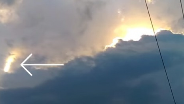 Filma un apus de soare când ceva ciudat a apărut pe cer. A înlemnit. Ce se ascunde în nori?