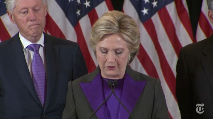 Motivul pentru care Clinton s-a îmbrăcat în violet la discursul după înfrângerea în alegeri