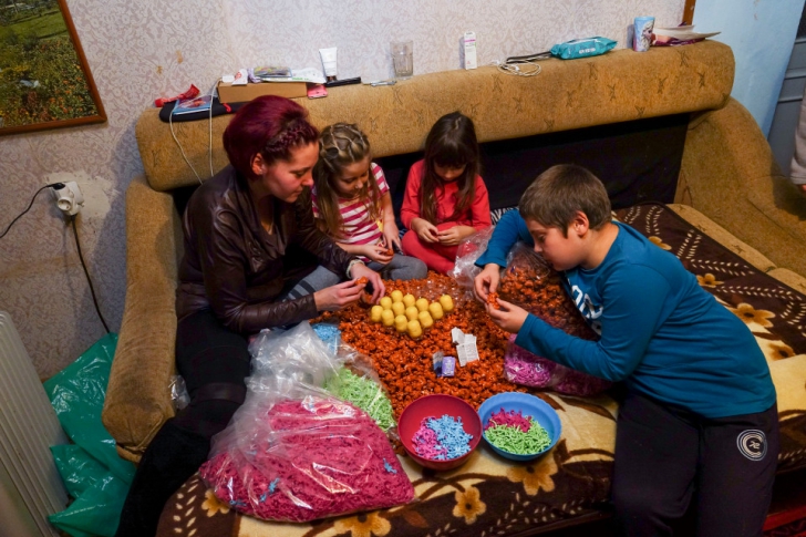The Sun: Copii români muncesc pe bani puțini la asamblarea jucăriilor Kinder. DIICOT s-a autosesizat