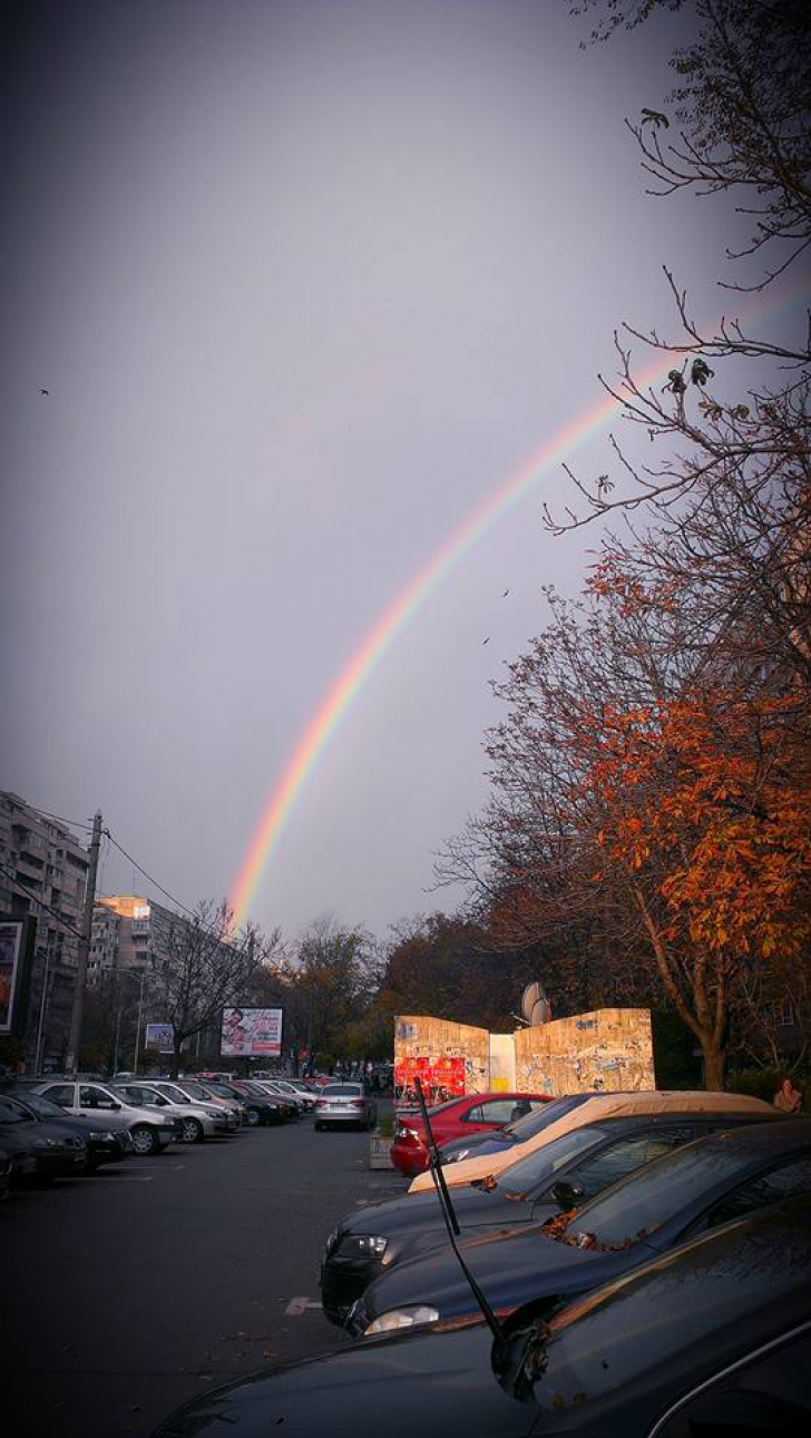 Curcubeu pe cerul Bucureștiului. Facebook-ul, invadat de imagini cu el