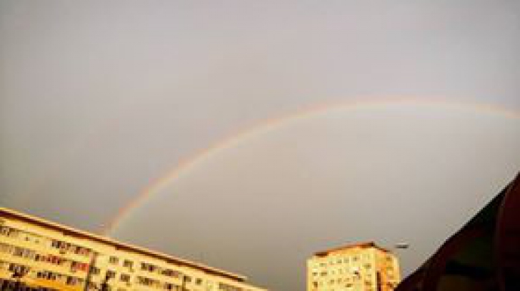 Curcubeu pe cerul Bucureștiului. Facebook-ul, invadat de imagini cu el