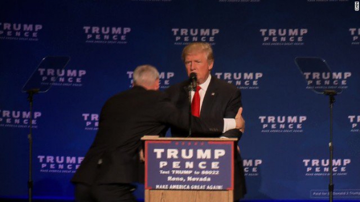 Donald Trump, scos de pe scenă