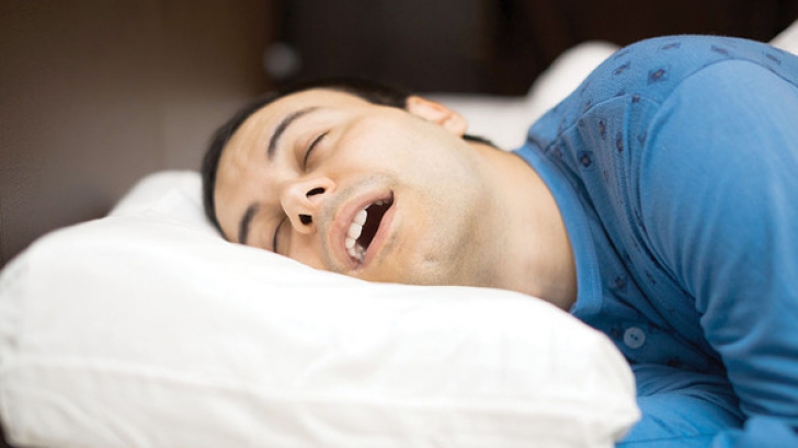 Ce riști când dormi cu gura căscată. Pericolul din spatele acestui obicei