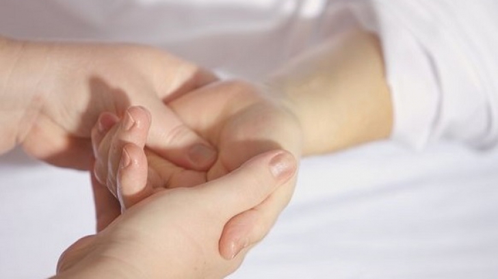 Durerea de mână poate ascunde o boală la care nu te-ai fi gândit niciodată. Primele semne