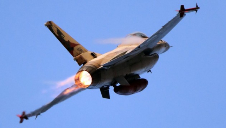 Avioane israeliene au lovit armata siriană și un convoi Hezbollah lângă Damasc
