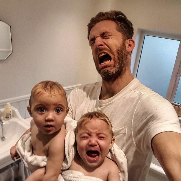 Amuzant, dar sincer! Un bărbat arată pe Instagram ce înseamnă să fii tatăl a 4 fetițe