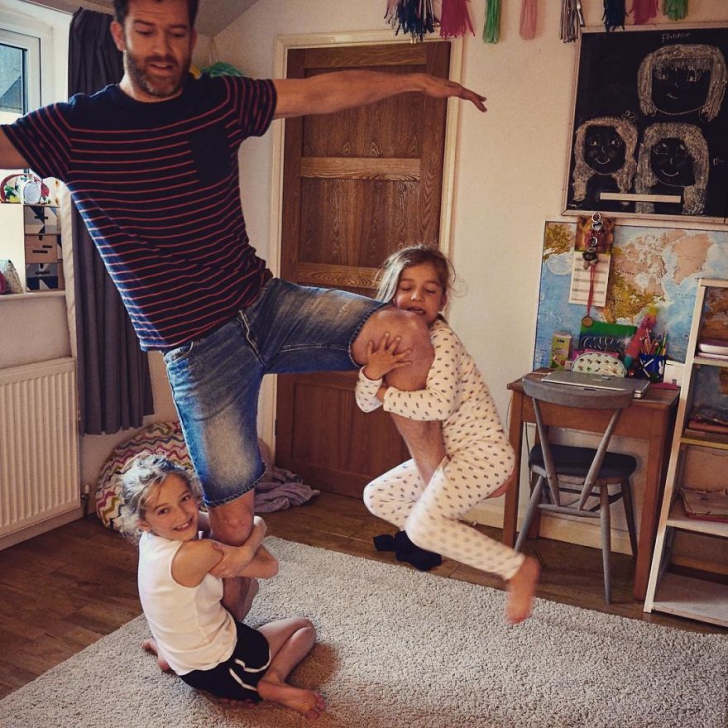 Amuzant, dar sincer! Un bărbat arată pe Instagram ce înseamnă să fii tatăl a 4 fetițe