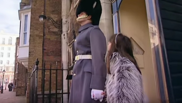 Emoţionant: ce se întâmplă când un militar din Garda Regală e vizitat de mama şi sora lui la muncă