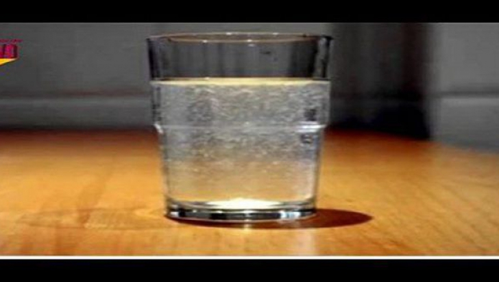 Cum să detectezi energiile negative din casă ta folosind un pahar cu apă