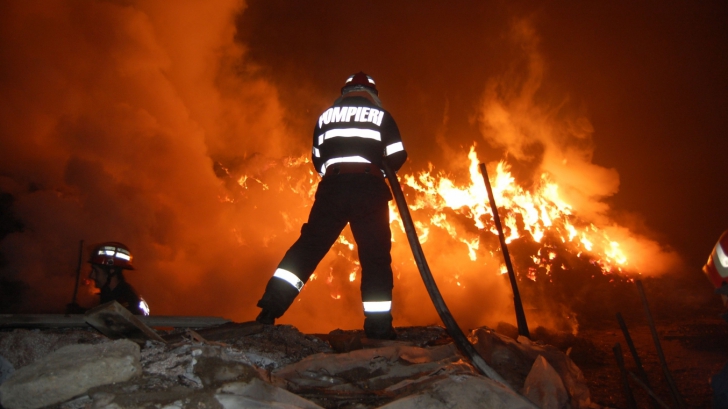 Trei persoane transportate la spital după un incendiu ce a afectat mai multe barăci din Cluj