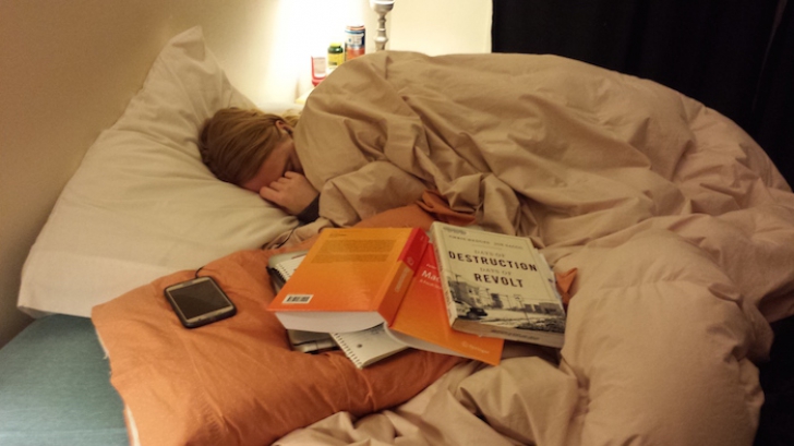 Şi-a pozat iubita în timp ce dormea şi a pus fotografia pe internet. A devenit virală imediat