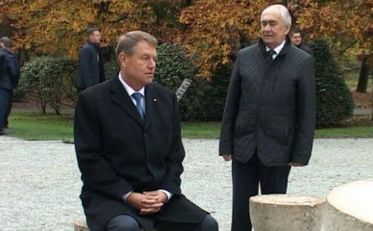 Iohannis: Dacă Brâncuși n-ar fi vrut să se așeze nimeni pe scaune la Masa Tăcerii, nu le punea în parc / Foto: evz.ro
