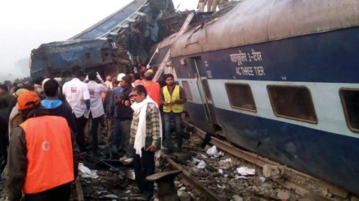 Un tren de pasageri a deraiat în nordul Indiei: Cel puțin 95 de morți