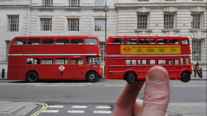 De ce sunt roșii autobuzele din Londra 