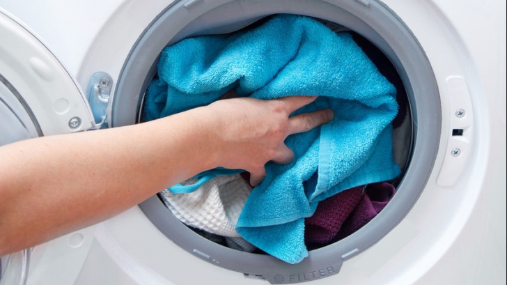 Faci asta după ce scoți rufele din mașina de spălat? Este o mare greșeală