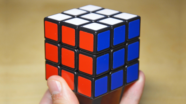 Un robot a reușit să rezolve cubul lui Rubik în mai puţin de o secundă