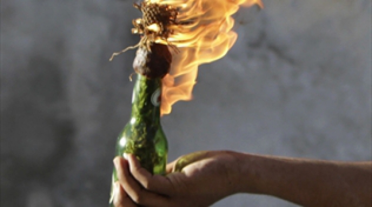O femeie a încercat să îi dea foc primarului din Buzău cu o sticlă cu benzină 