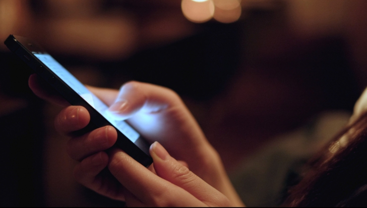 Studiu ALARMANT: Lumina albastră emisă de telefoanele mobile afectează sănătatea