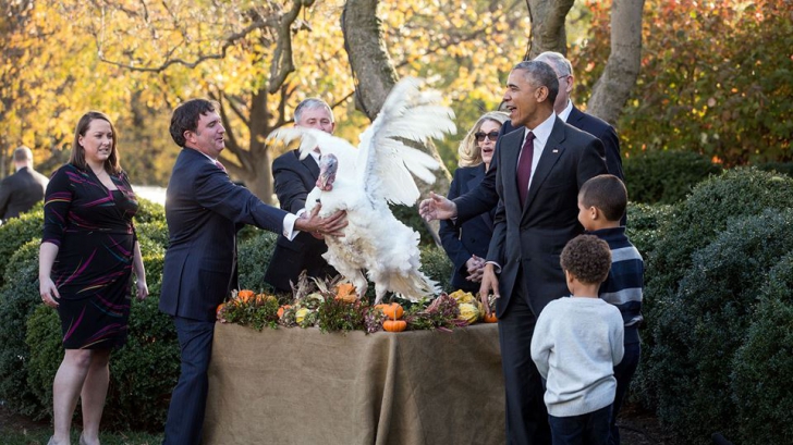 Imagini inedite. Obama a graţiat doi curcani, de Ziua Recunoştinţei, pentru ultima dată în mandat