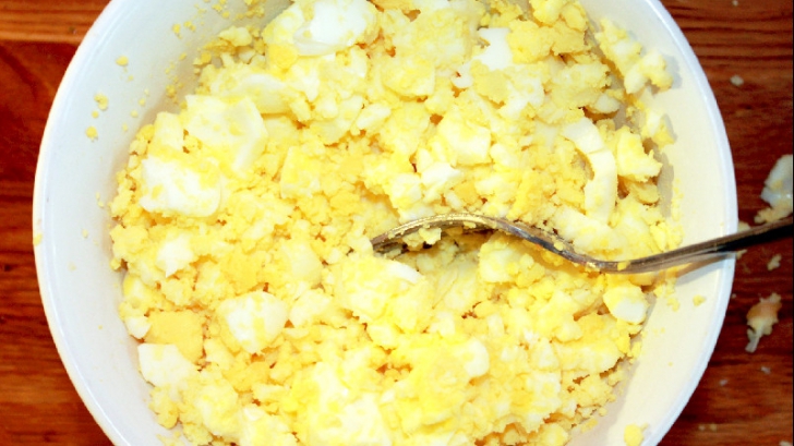 Mănâncă un ou fiert sfărâmat și amestecat cu oțet. Efectul e de-a dreptul incredibil