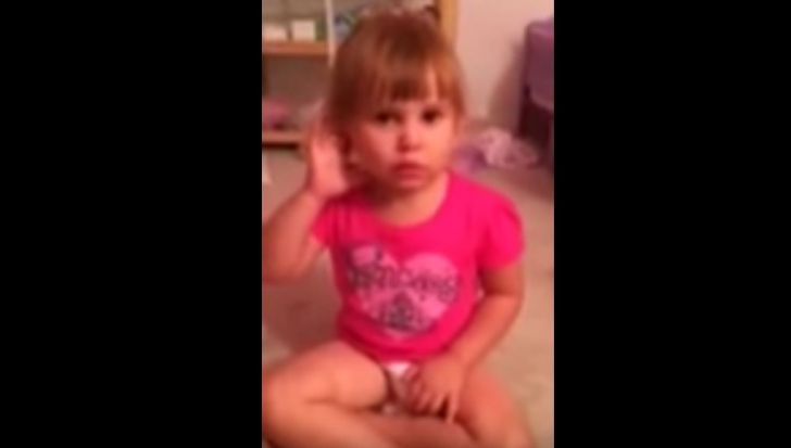 Cum explică o fetiţă de trei ani motivul pentru care şi-a colorat păpuşa cu ojă. Filmuleţul e viral