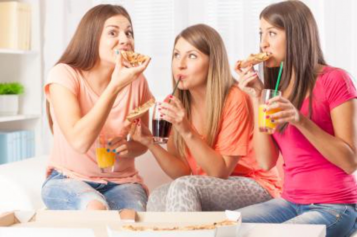 Trei fete au comandat pizza la un party în pijamale.Au deschis cutia.ŞOCATE de ce au găsit înăuntru