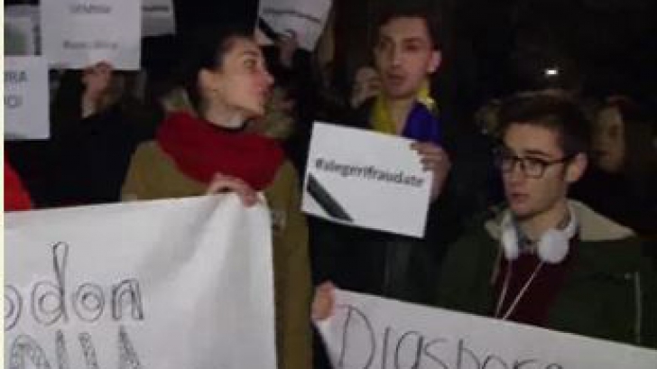 Proteste la Ambasada R. Moldova de la București, după victoria lui Dodon la alegeri