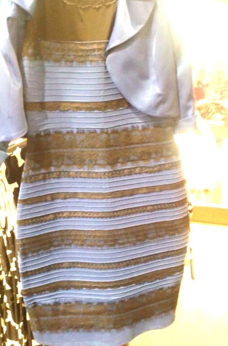 Şlapii care au isterizat internetul. Ce culoare au: albastru cu negru sau alb cu auriu? 