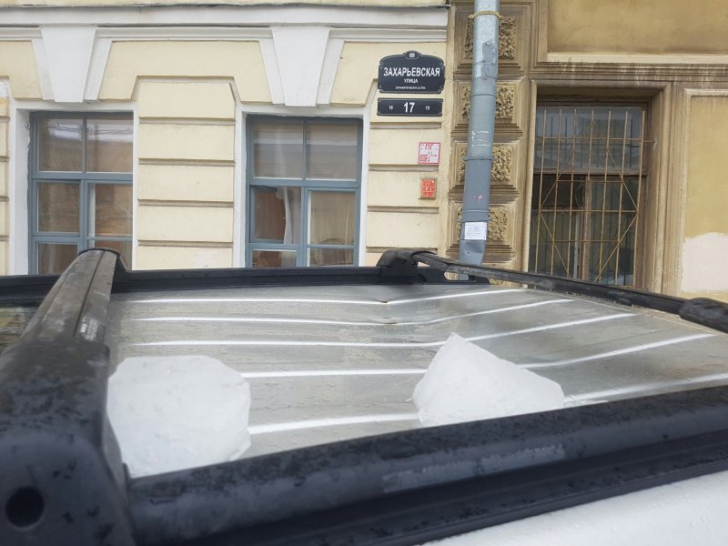 Polul frigului - cum şi-au găsit dimineaţa maşinile în parcare şoferii dintr-un oraş din Rusia