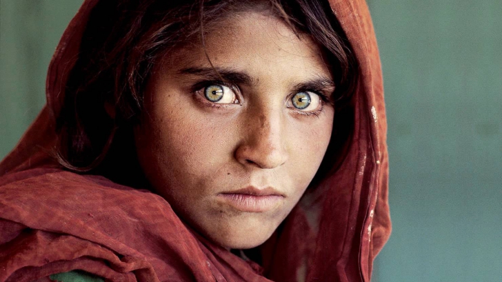 Veste tristă despre afgana cu ochi verzi, cunoscută ca fiind imaginea refugiaţilor 