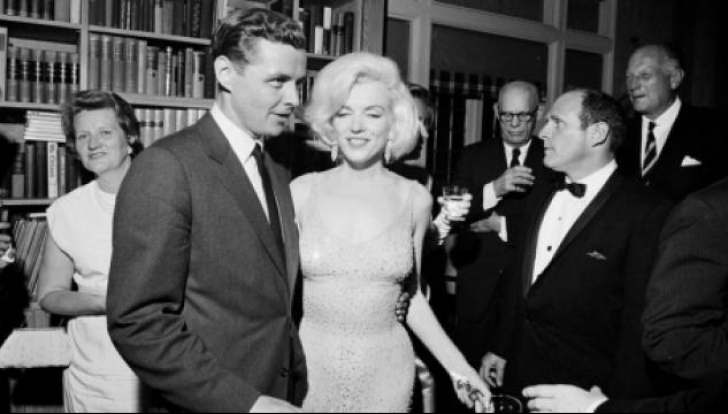 Rochia pe care Marilyn Monroe a purtat-o la ziua lui Kennedy, vândută cu o sumă colosală 
