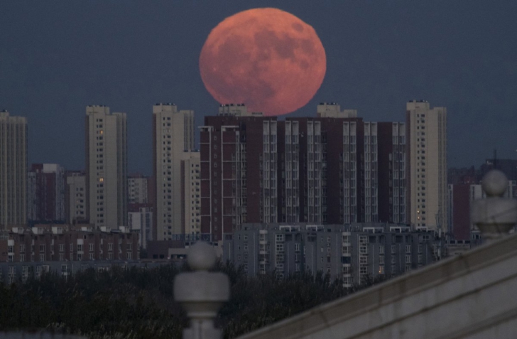 Cele mai impresionante fotografii cu Super Luna de luni seară