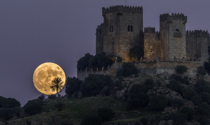 Cele mai impresionante fotografii cu Super Luna de luni seară