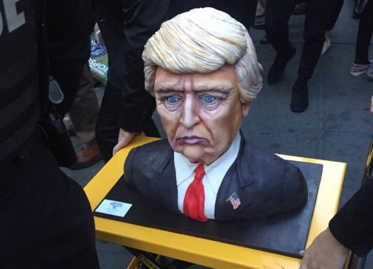 Cu puţin timp îninate să se închidă urnele, Trump a primit un tort. Ce a urmat este ilar