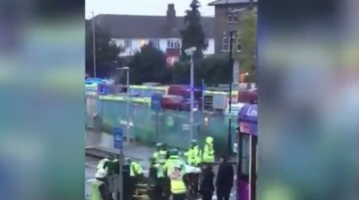 Accident GRAV în Londra. Cinci persoane şi-au pierdut viaţa după ce un tramvai s-a răsturnat 