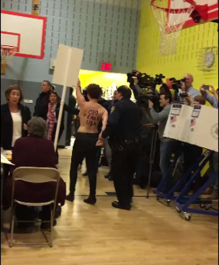 Două protestatare anti-Trump au intrat topless în secţia în care Donald Trump urma să voteze 