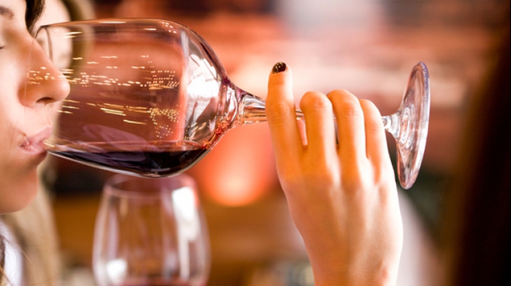 3 greșeli majore pe care sigur le faci când bei vin
