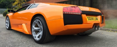 Au găsit un Lamborghini într-o pădure. Au vrut să-l ia, dar ce au văzut înăuntru i-a făcut să FUGĂ