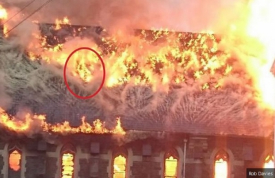 Fotografiile terifiante care au &icirc;ncins internetul. Ce au văzut &icirc;n flăcările care au cuprins biserica