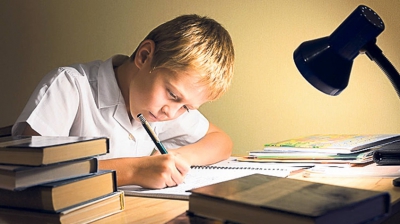 Veşti bune pentru elevi. Ministrul Educaţiei a semnat ordinul privind durata temelor pentru acasă