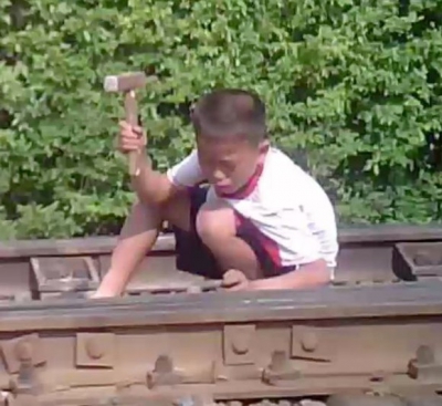 Imagini sfâşietoare, filmate pe ascuns, în Coreea de Nord: copii în lanţuri, forţaţi să muncească 
