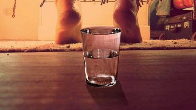 Pune un pahar cu apă sub pat &icirc;n fiecare noapte! Vei fi şocată de rezultat!